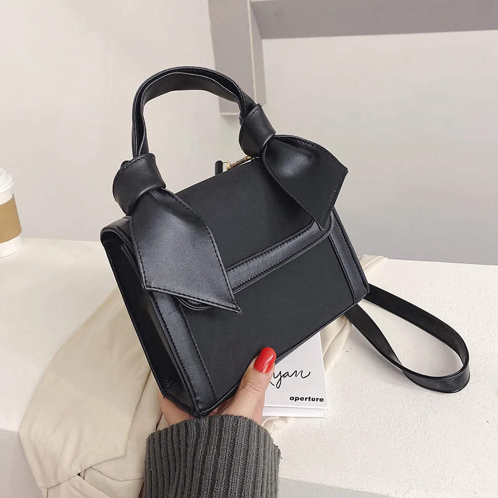 Autumn and Winter Bag Handbag Women's Fashion Net Red Messenger Bag All-match Shoulder Bag
Autumn and Winter Bag Handbag Women's Fashion Net Red Messenger Bag All-match Shoulder Bag