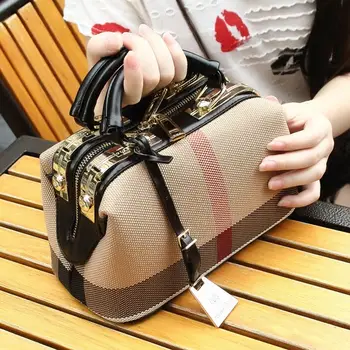 Canvas bag new fashionable one-shoulder sloping women's bag handbag European and American lady's plaid striped doctor's bag
Canvas bag new fashionable one-shoulder sloping women's bag handbag European and American lady's plaid striped doctor's bag