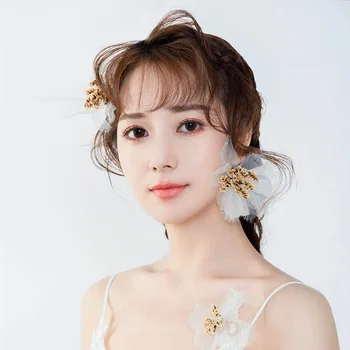 The bride's head is a fairy silk flower headbands with Korean wedding real flower bride hair accessories.
The bride's head is a fairy silk flower headbands with Korean wedding real flower bride hair accessories.