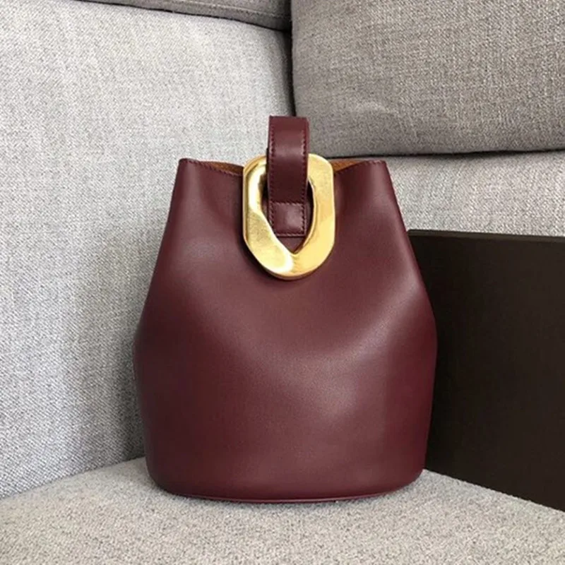 Women Bag Metal Ring Bucket Single Shoulder Slanting Fashion Genuine Leather Simple Pure Messenger Bags Sequined Casual Handbag 
Women Bag Metal Ring Bucket Single Shoulder Slanting Fashion Genuine Leather Simple Pure Messenger Bags Sequined Casual Handbag