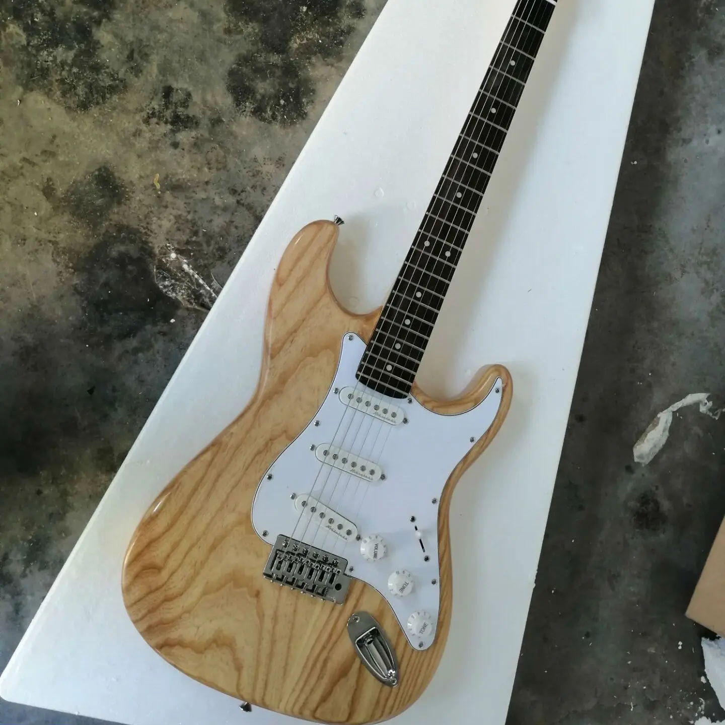 Top quality FPST-1008 original color solid Ash body white pickguard rosewood fretboard electric guitar, Free shipping
Top quality FPST-1008 original color solid Ash body white pickguard rosewood fretboard electric guitar, Free shipping