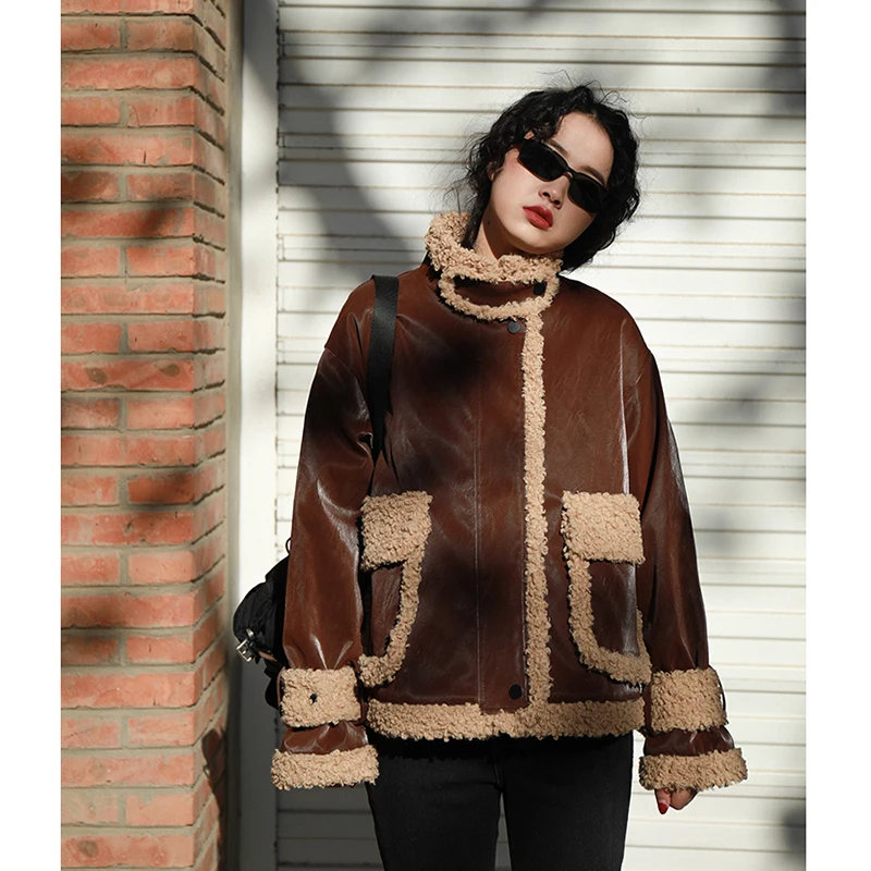 Lambswool Leather Short Coat Women 2021 Winter Thick Warm Loose Leather Jacket Female Stand Collar Elegant Outwear Female LD2741
Lambswool Leather Short Coat Women 2021 Winter Thick Warm Loose Leather Jacket Female Stand Collar Elegant Outwear Female LD2741