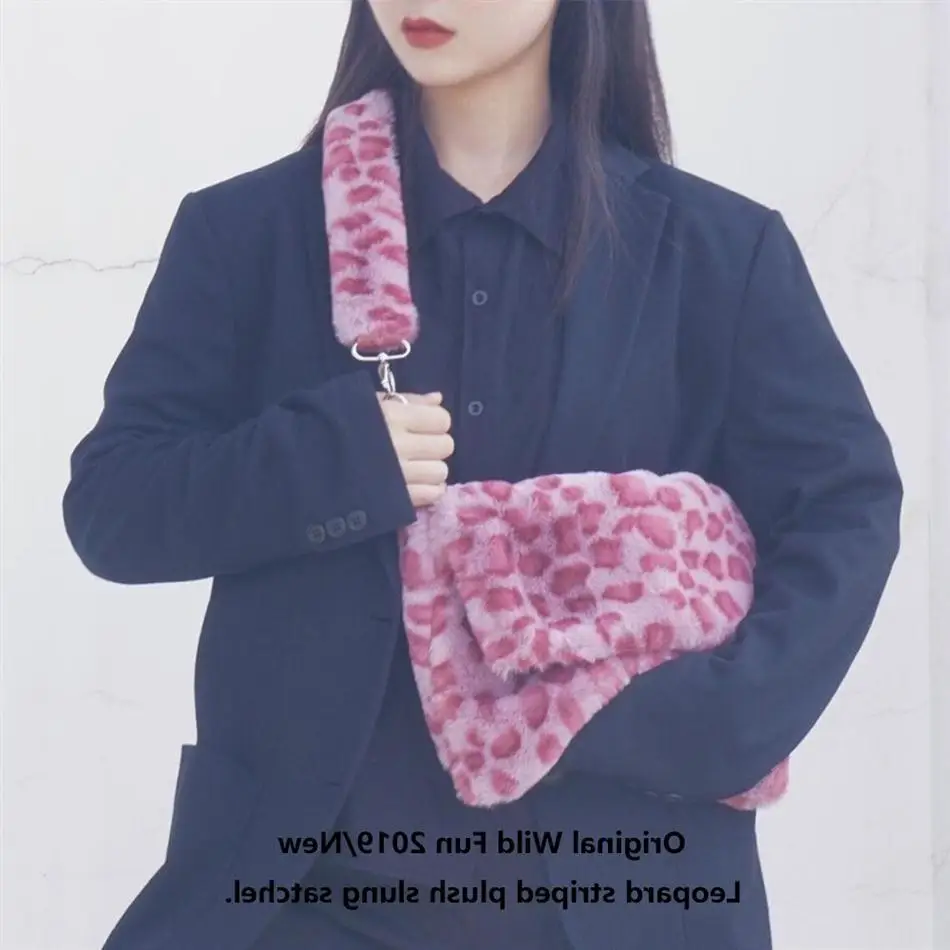 Vintage Leopard Pattern Women Messenger Bag Soft Plush Furry Ladies Shoulder Bags Fashion Faux Fur Cool Girls Purse Handbags
Vintage Leopard Pattern Women Messenger Bag Soft Plush Furry Ladies Shoulder Bags Fashion Faux Fur Cool Girls Purse Handbags