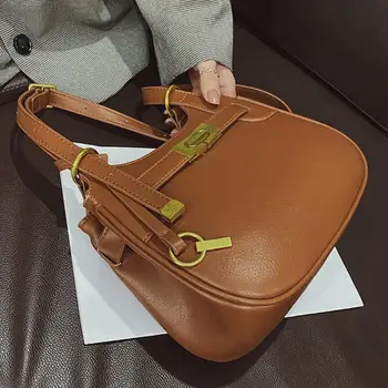Vintage Square Armpit bag 2020 Fashion New High quality PU Leather Women's Designer Handbag Lock Shoulder Messenger Bag Travel
Vintage Square Armpit bag 2020 Fashion New High quality PU Leather Women's Designer Handbag Lock Shoulder Messenger Bag Travel