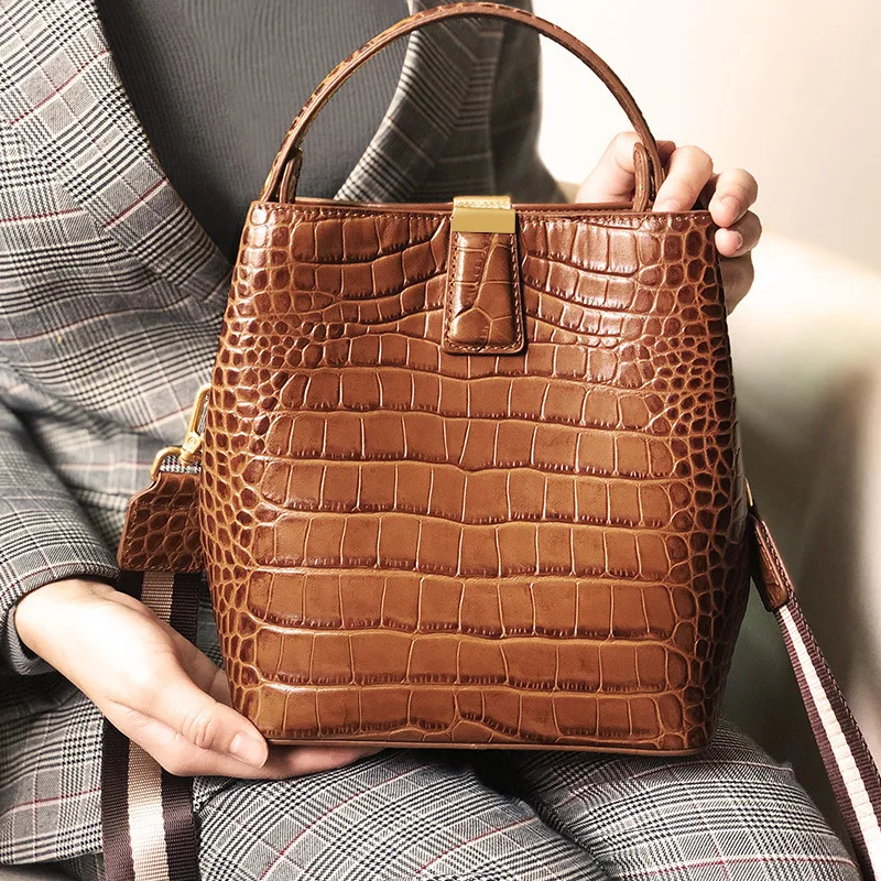 Genuine Leather Female 2020 Head Layer Cowhide Crocodile Grain Bucket Leisure Time Portable Slung Single Shoulder Bag
Genuine Leather Female 2020 Head Layer Cowhide Crocodile Grain Bucket Leisure Time Portable Slung Single Shoulder Bag