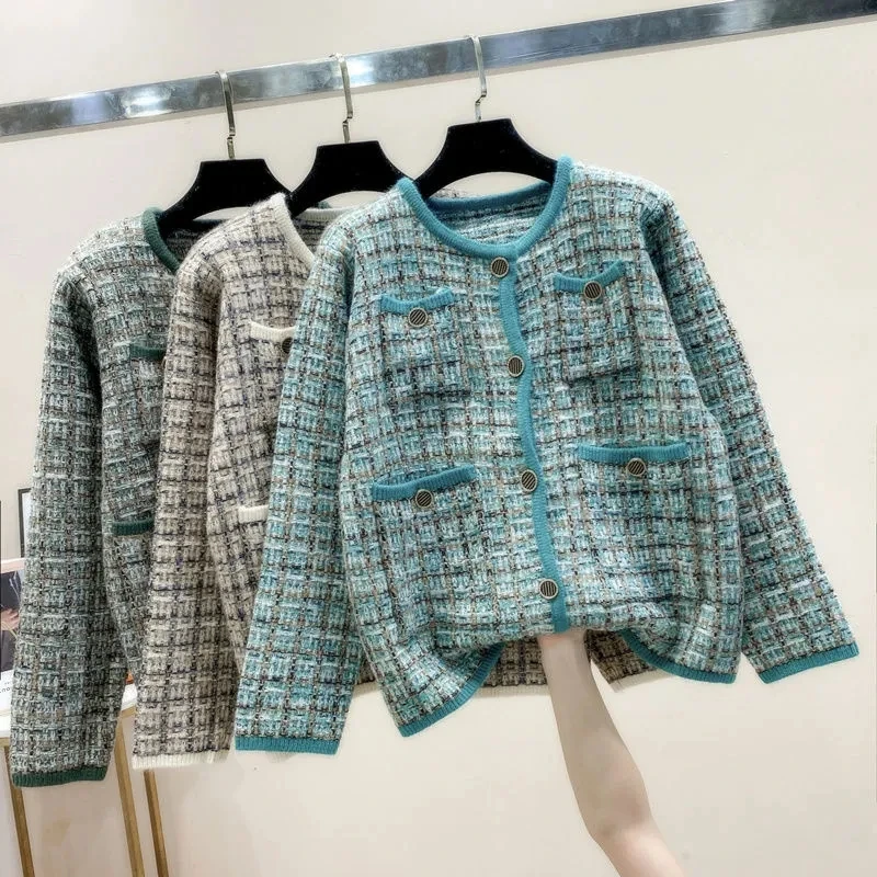 Vintage Plaid Knitted Cardigans Women Small Fragrance Style Elegant O Neck Buttons Knitwear Fashion Loose Pocket Sweater Jackets
Vintage Plaid Knitted Cardigans Women Small Fragrance Style Elegant O Neck Buttons Knitwear Fashion Loose Pocket Sweater Jackets