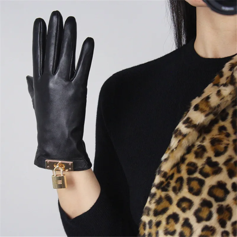 2019 Touch Screen Gloves Real Leather Pure Imported Goatskin Black Female Golden Spring Gold Lock H Home Horse Home WZP23
2019 Touch Screen Gloves Real Leather Pure Imported Goatskin Black Female Golden Spring Gold Lock H Home Horse Home WZP23