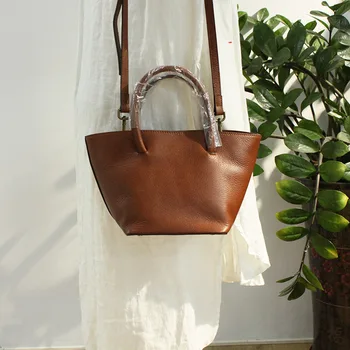 2020 new simple fashion portable first layer cowhide small bag leather handbag bucket bag female bag 
2020 new simple fashion portable first layer cowhide small bag leather handbag bucket bag female bag