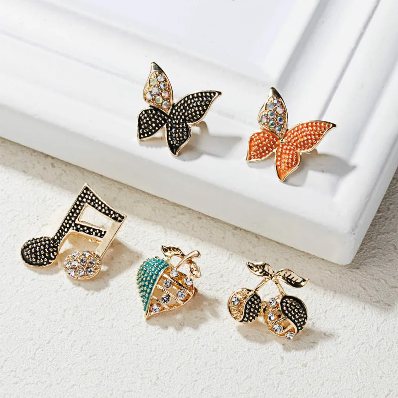 New Summer Oil Painting Crystal Brooches for Women Cherry Strawberry Note Butterfly Animal Enamel Pins Jewerly Dress Pins
New Summer Oil Painting Crystal Brooches for Women Cherry Strawberry Note Butterfly Animal Enamel Pins Jewerly Dress Pins
