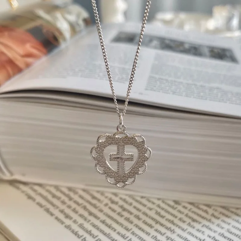 100% Authentic 925 Sterling silver flower partten CROSS INTO the heart shape Disc COIN Necklace Pendant jEWELRY TLX649
100% Authentic 925 Sterling silver flower partten CROSS INTO the heart shape Disc COIN Necklace Pendant jEWELRY TLX649