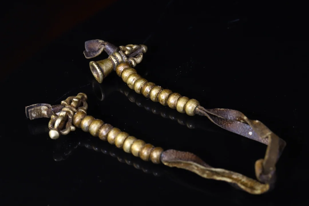 6"Tibet Temple Collection Old Bronze counter Cowhide Pendant Dharma Town House Exorcism Ward off evil spirits
6"Tibet Temple Collection Old Bronze counter Cowhide Pendant Dharma Town House Exorcism Ward off evil spirits