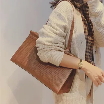 2020 new retro lizard pattern leather portable tote tote bag female large capacity female bag handbag 
2020 new retro lizard pattern leather portable tote tote bag female large capacity female bag handbag