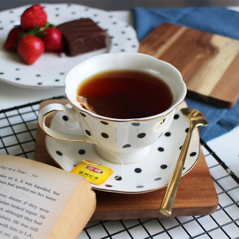 Coffee Cup Saucer Set Black and White Tea Cup Retro Striped Dot Coffee Mug Cake Dish Afternoon Tea Set
Coffee Cup Saucer Set Black and White Tea Cup Retro Striped Dot Coffee Mug Cake Dish Afternoon Tea Set
