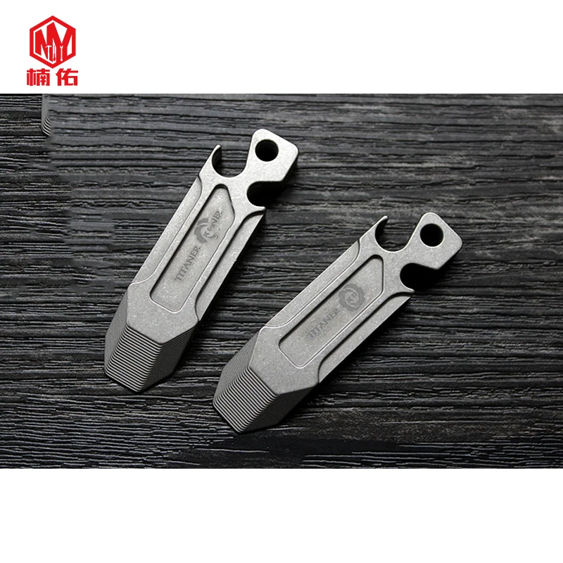 1PC Portable Mini Titanium Alloy Crowbar Bottle Opener Screwdriver Cone Keychain Key Ring Pendant EDC Pocket Multifunction Tool
1PC Portable Mini Titanium Alloy Crowbar Bottle Opener Screwdriver Cone Keychain Key Ring Pendant EDC Pocket Multifunction Tool