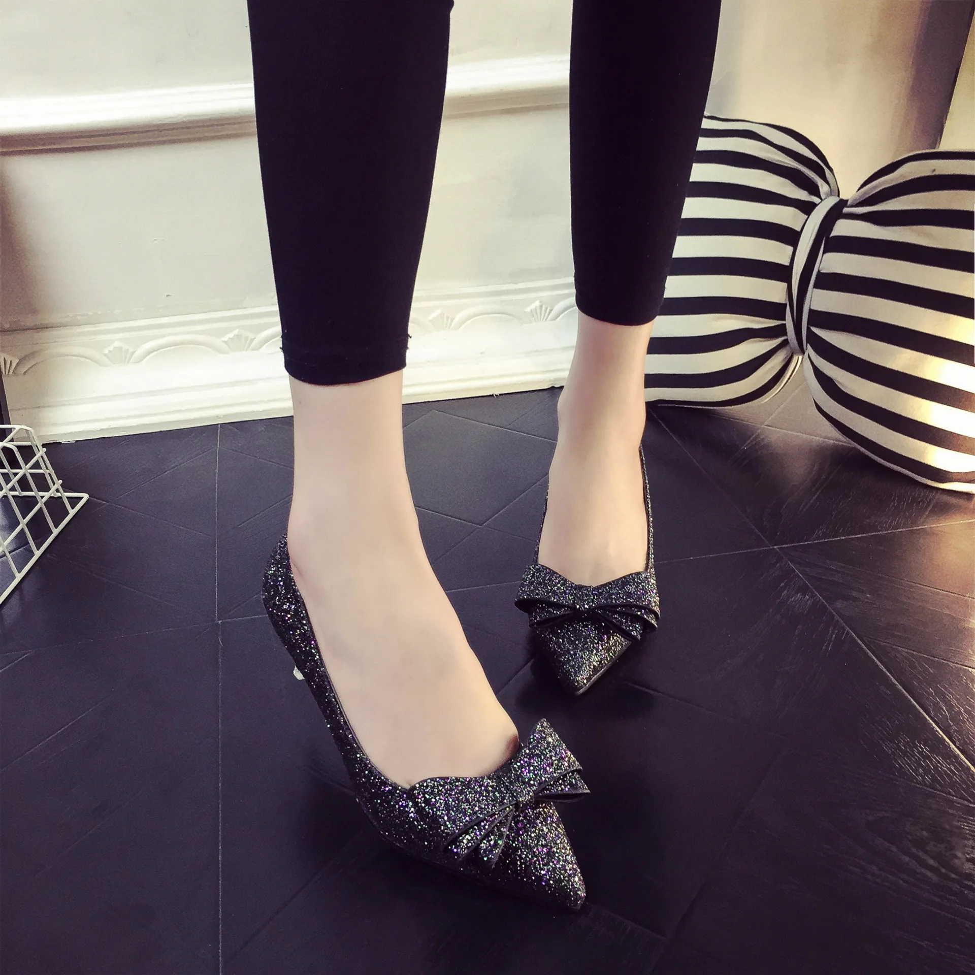 WOMEN'S Shoes 2016 Spring Summer New Style Europe And America Debutante Sequin Leather Sweet Bow Pointed Shallow Mouth Semi-high
WOMEN'S Shoes 2016 Spring Summer New Style Europe And America Debutante Sequin Leather Sweet Bow Pointed Shallow Mouth Semi-high