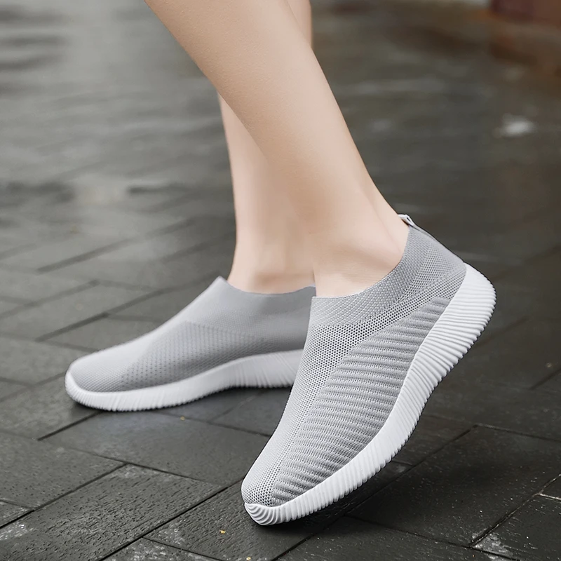 Фото Женская обувь без шнуровки для прогулок Легкая сетчатая в полоску цвет серый