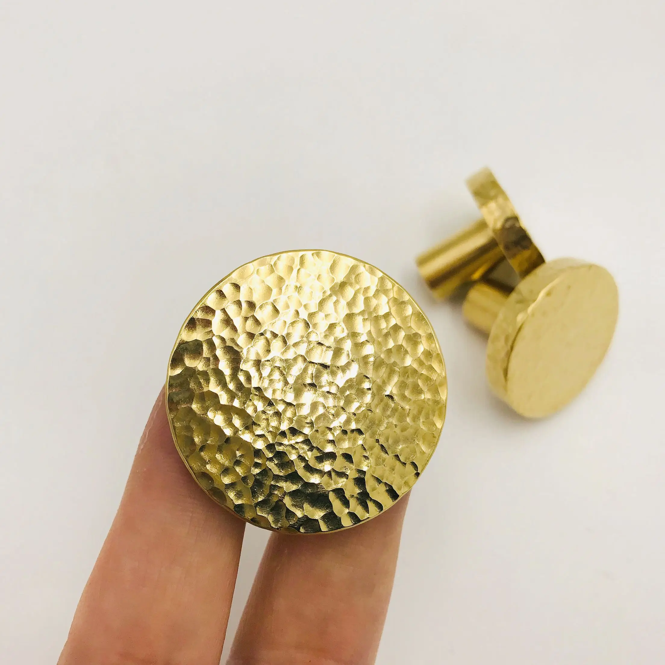 Handmade hammer pattern solid brass handle drawer wardrobe door handle bookcase cabinet single hole round golden handle
Handmade hammer pattern solid brass handle drawer wardrobe door handle bookcase cabinet single hole round golden handle