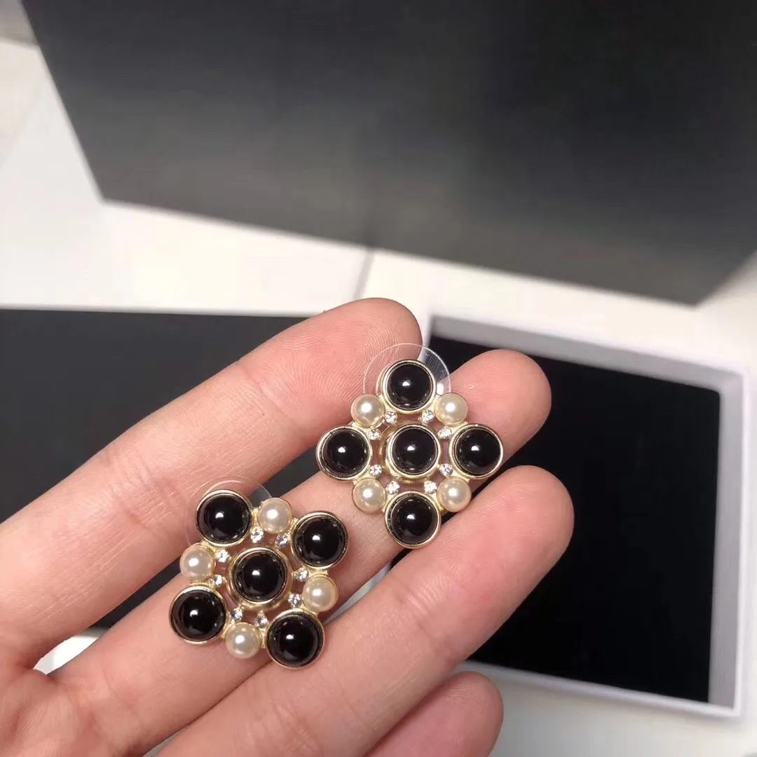 Luxury Black White Pearl Stud Earrings for Women Fashion Square Brand Designer Studs Earrings Daily Jewelry Bijoux 2019 New
Luxury Black White Pearl Stud Earrings for Women Fashion Square Brand Designer Studs Earrings Daily Jewelry Bijoux 2019 New