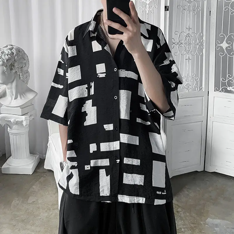 2020 Summer New Youth Popular Korean Version Printed Five-point Sleeve Shirt Fashion Casual Shirt Jacket Black / White M-2XL 
2020 Summer New Youth Popular Korean Version Printed Five-point Sleeve Shirt Fashion Casual Shirt Jacket Black / White M-2XL