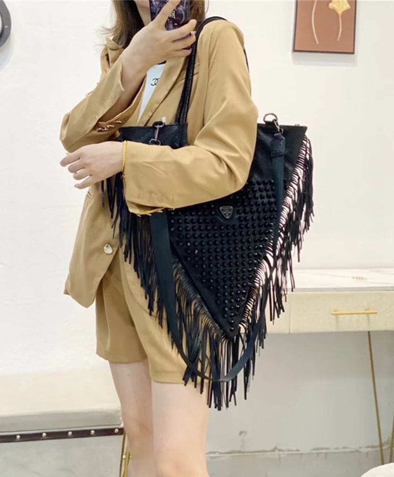 Personality trend single shoulder bag female big bag new fashion messenger bag tassel rhinestone bag large capacity bucket bag
Personality trend single shoulder bag female big bag new fashion messenger bag tassel rhinestone bag large capacity bucket bag