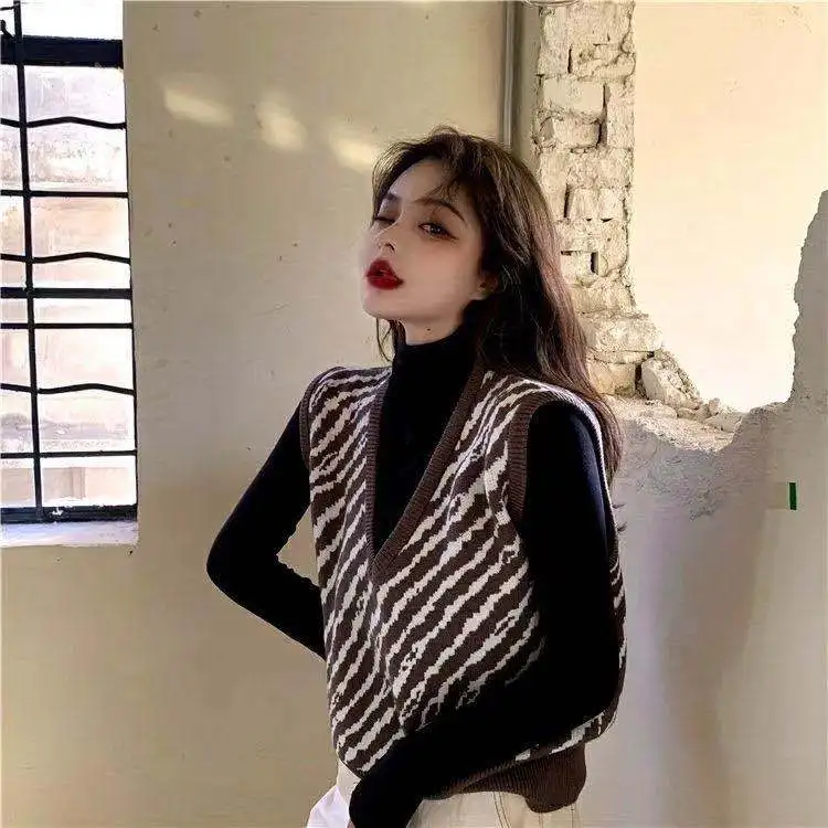 V-neck knitted vest for women spring and autumn 2020 new fashion sleeveless stripe loose versatile vest
V-neck knitted vest for women spring and autumn 2020 new fashion sleeveless stripe loose versatile vest