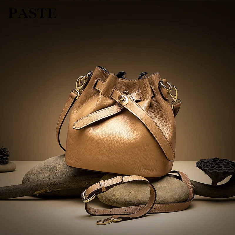2020 Bucket Nature Fall Head Layer Cowhide Female Genuine Leather Small Bag Slung Single Shoulder Package
2020 Bucket Nature Fall Head Layer Cowhide Female Genuine Leather Small Bag Slung Single Shoulder Package