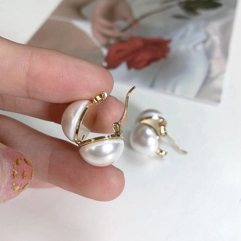 Fashion personality Geometric round pearl stud earrings female minimalist style Double pearl ear clips earrings for women 2020
Fashion personality Geometric round pearl stud earrings female minimalist style Double pearl ear clips earrings for women 2020