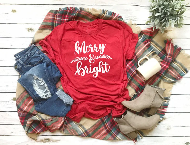 

Funny Graphic Casual Red Cotton Aesthetic Wanderlust Vintage Tee Gift Art Top Merry and Bright Women's Holiday T-shirt Christmas