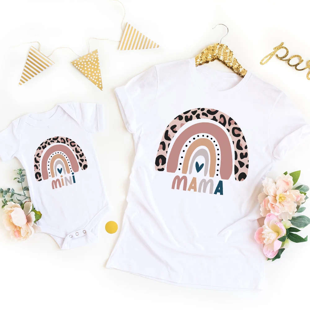 Fashion Mama and Mini Rainbow Print Family Matching T-shirt Short Sleeve Family Look T-shirts Mother and Daughter Clothes
Fashion Mama and Mini Rainbow Print Family Matching T-shirt Short Sleeve Family Look T-shirts Mother and Daughter Clothes