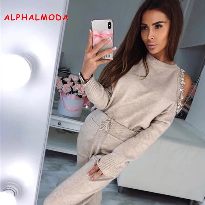 Кашемировый костюм с открытыми плечами