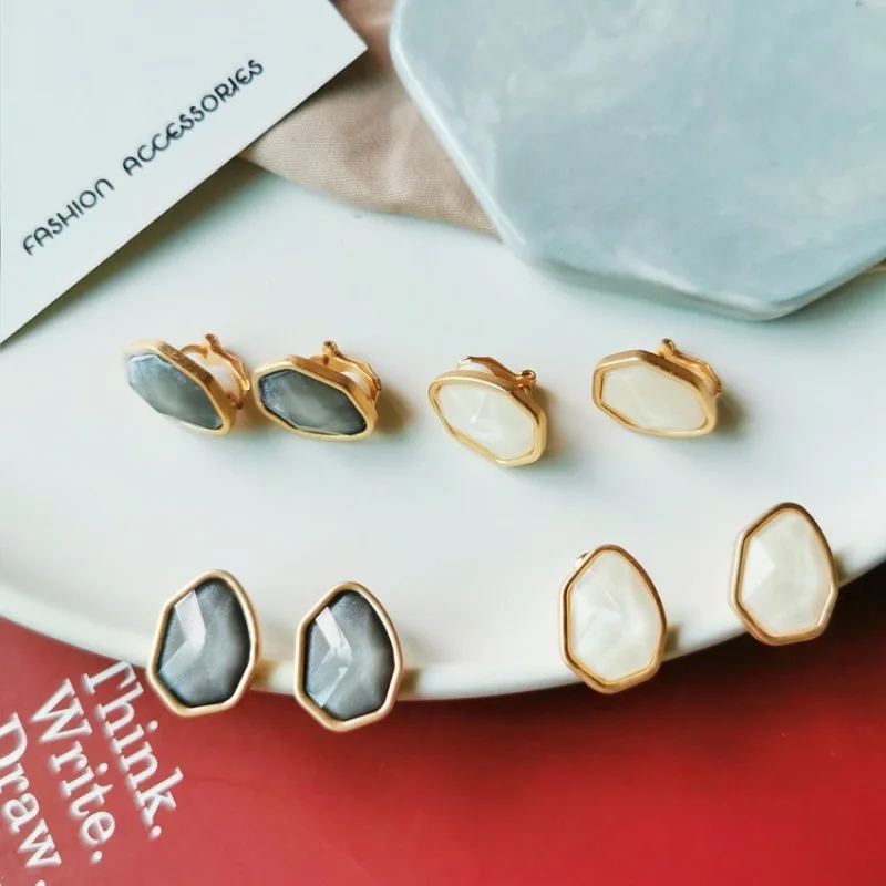 Vintage Hong Kong Style Simple Irregular Geometric Stud Earrings Fashion Temperament Ladies Ear Clip Accessories Jewelry
Vintage Hong Kong Style Simple Irregular Geometric Stud Earrings Fashion Temperament Ladies Ear Clip Accessories Jewelry