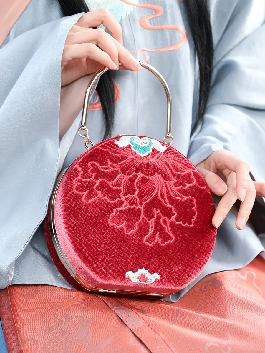 Mouth gold bag Hanfu accessories embroidered chain bag retro messenger bag daily wild spring, autumn and winter
Mouth gold bag Hanfu accessories embroidered chain bag retro messenger bag daily wild spring, autumn and winter
