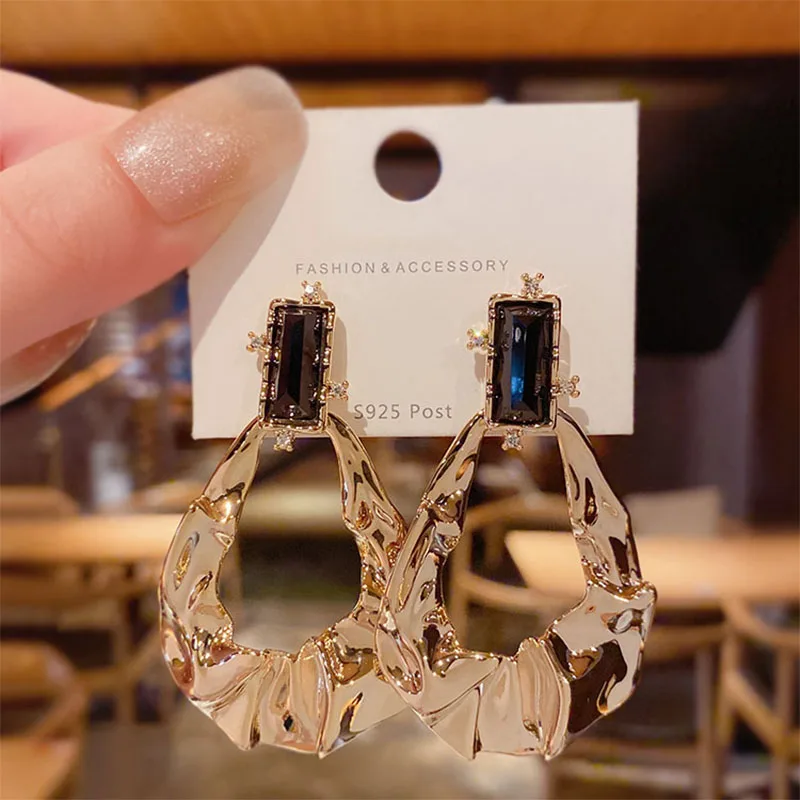 2021 New Vintage Fashion Gold Big Pendant Earrings for Women Metal Loops Drop Earrings Women Jewelry Gifts
2021 New Vintage Fashion Gold Big Pendant Earrings for Women Metal Loops Drop Earrings Women Jewelry Gifts