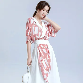 2020 Women's Printing irregular V-neck chiffon shirt Half sleeve contrast color non-elastic loose top
2020 Women's Printing irregular V-neck chiffon shirt Half sleeve contrast color non-elastic loose top