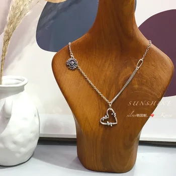 South Korea Dongdaemun Love Knot Necklace Small Daisy Pendant Irregular Asymmetric Chain S925 Sterling Silver Necklace
South Korea Dongdaemun Love Knot Necklace Small Daisy Pendant Irregular Asymmetric Chain S925 Sterling Silver Necklace