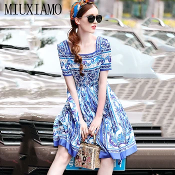 MIUXIMAO 2020 Newest Designer fashion Summer dress Women's short sleeve blue and white porcelain Printed casual dress
MIUXIMAO 2020 Newest Designer fashion Summer dress Women's short sleeve blue and white porcelain Printed casual dress
