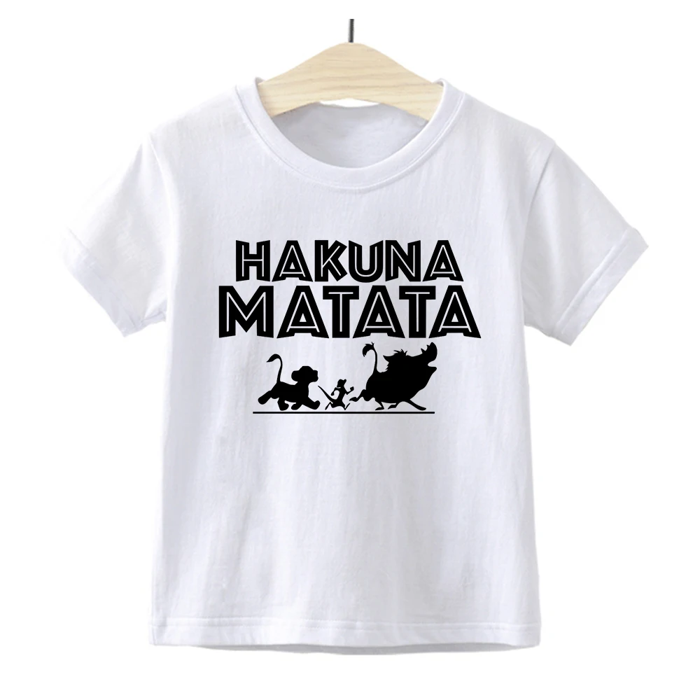 Летняя футболка для мальчиков и девочек HAKUNA MATATA с буквенным принтом, повседневный белый детский топ с короткими рукавами, детская футболка с рисунками из мультфильмов
Летняя футболка для мальчиков и девочек HAKUNA MATATA с буквенным принтом, повседневный белый детский топ с короткими рукавами, детская футболка с рисунками из мультфильмов