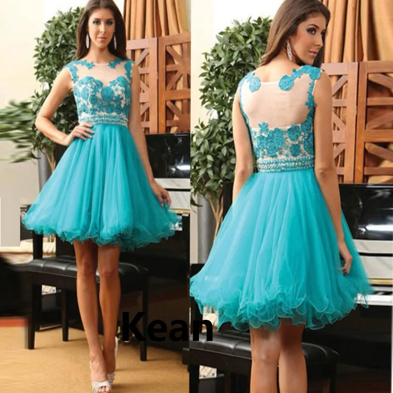 Turquoise Homecoming Dresses Illusion Cap Sleeves Backless Sashes Knee Length Lace Tiered vetidos Elegant Cocktail Dresses
Turquoise Homecoming Dresses Illusion Cap Sleeves Backless Sashes Knee Length Lace Tiered vetidos Elegant Cocktail Dresses