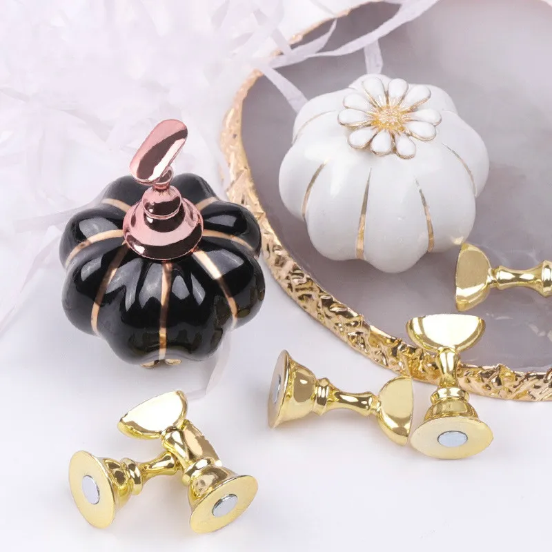 Magnetic Pumpkin Shape Nail Display Stand Photo Props Novice Practice Tool Nail Salon Design Display Stand 1Base 6 Chess Pieces
Magnetic Pumpkin Shape Nail Display Stand Photo Props Novice Practice Tool Nail Salon Design Display Stand 1Base 6 Chess Pieces