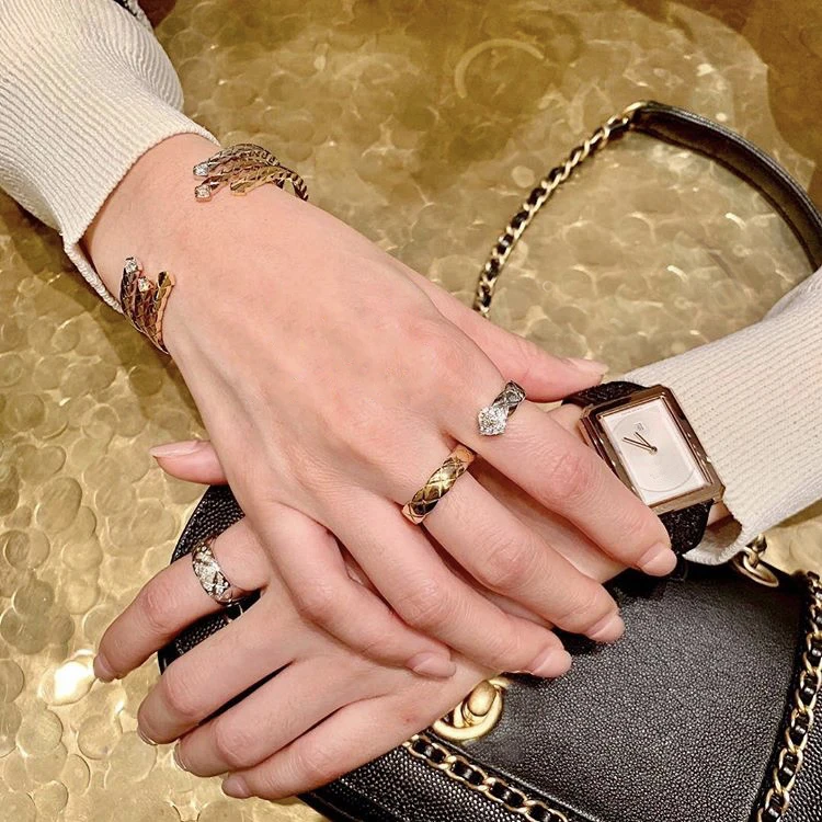 Fashion luxury brand new design Classic wavy side diamond lattice set with open simple brass gold plated bracelet Women's bracel
Fashion luxury brand new design Classic wavy side diamond lattice set with open simple brass gold plated bracelet Women's bracel