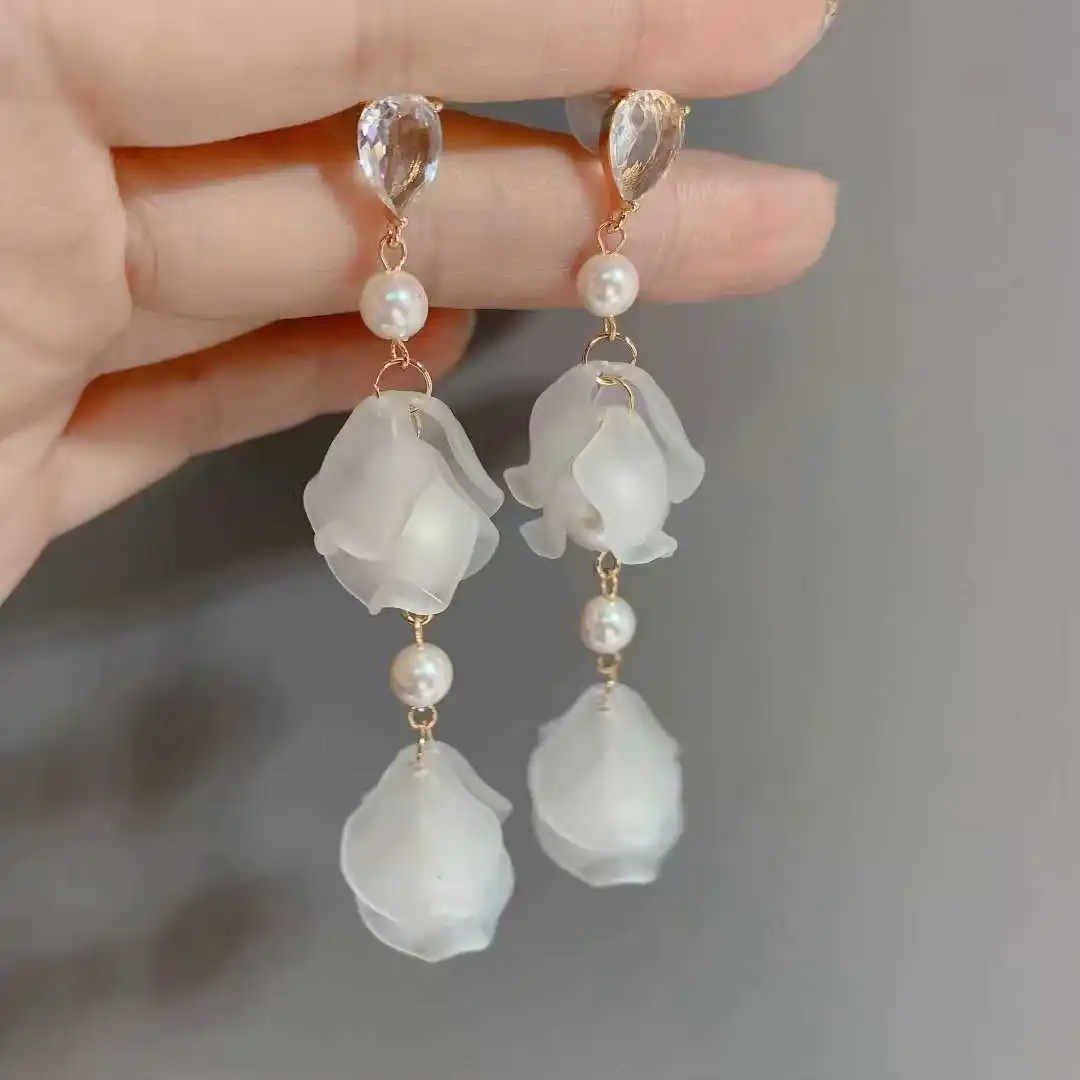 wan buds pearl silver needle daily delicate woman semi-permeable petals fashion stud earrings silver needle 
wan buds pearl silver needle daily delicate woman semi-permeable petals fashion stud earrings silver needle