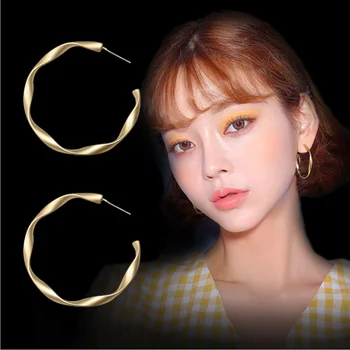 New 2020 S925 Metal Retro C Hoop Earrings Female Small Circle Pendant Earings Design Simple Earing Wedding Party Jewelry Gift
New 2020 S925 Metal Retro C Hoop Earrings Female Small Circle Pendant Earings Design Simple Earing Wedding Party Jewelry Gift