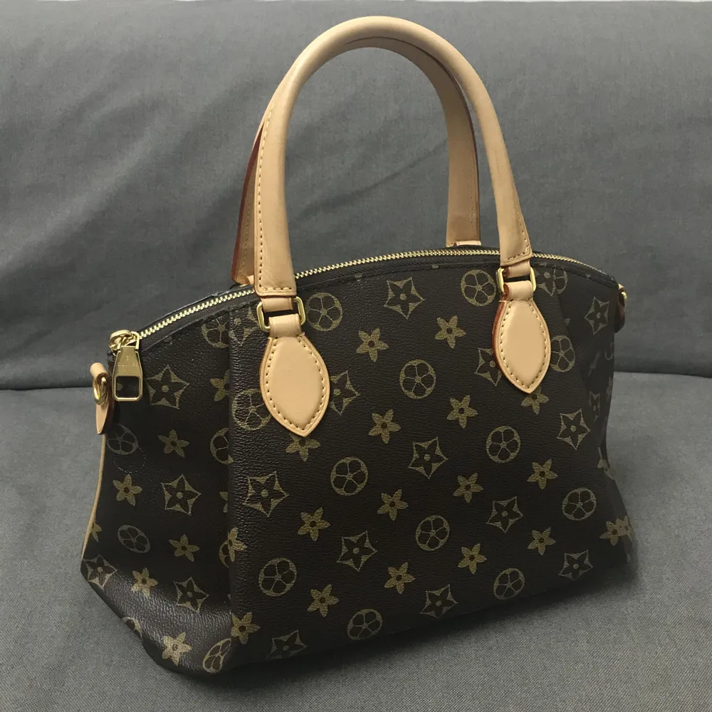 Rivoli BB handbags are organised with Monogram canvas, and the pleats are elegant and beautiful. Hand-held, cross-body,and style
Rivoli BB handbags are organised with Monogram canvas, and the pleats are elegant and beautiful. Hand-held, cross-body,and style