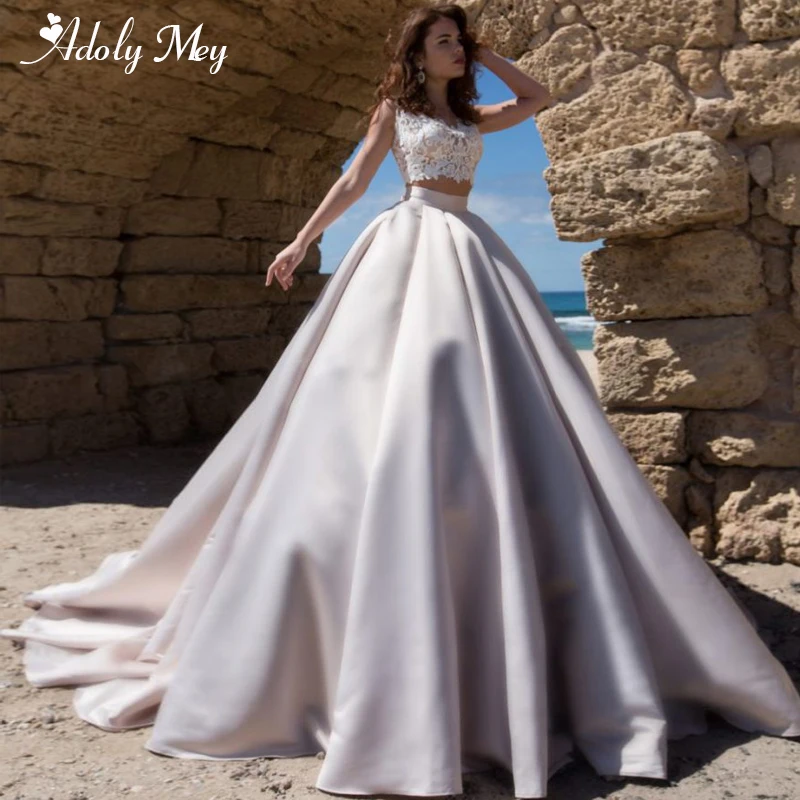 Adoly Mey New Arrival Scoop Neck Button Satin A-Line Wedding Dresses 2020 Luxury Bride Appliques Two Piece Princess Wedding Gown
Adoly Mey New Arrival Scoop Neck Button Satin A-Line Wedding Dresses 2020 Luxury Bride Appliques Two Piece Princess Wedding Gown