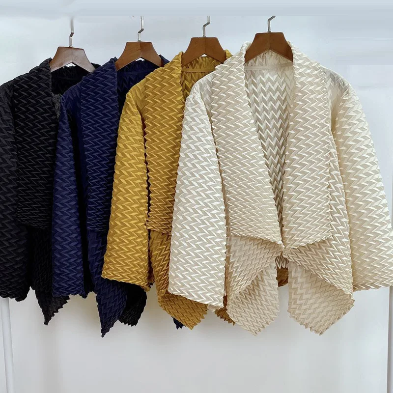 Plus Size Jacket For Women 45-75kg Spring Autumn Big Turn Down Collar Solid Color Elastic Loose Short Miyake Pleated Coats
Plus Size Jacket For Women 45-75kg Spring Autumn Big Turn Down Collar Solid Color Elastic Loose Short Miyake Pleated Coats