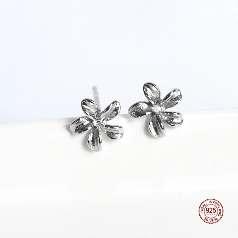 

LKO Real S925 Sterling Silver Chrysanthemum Flower Little Daisy Earrings For Women Party Cute Jewelry Fashion Ear Studs