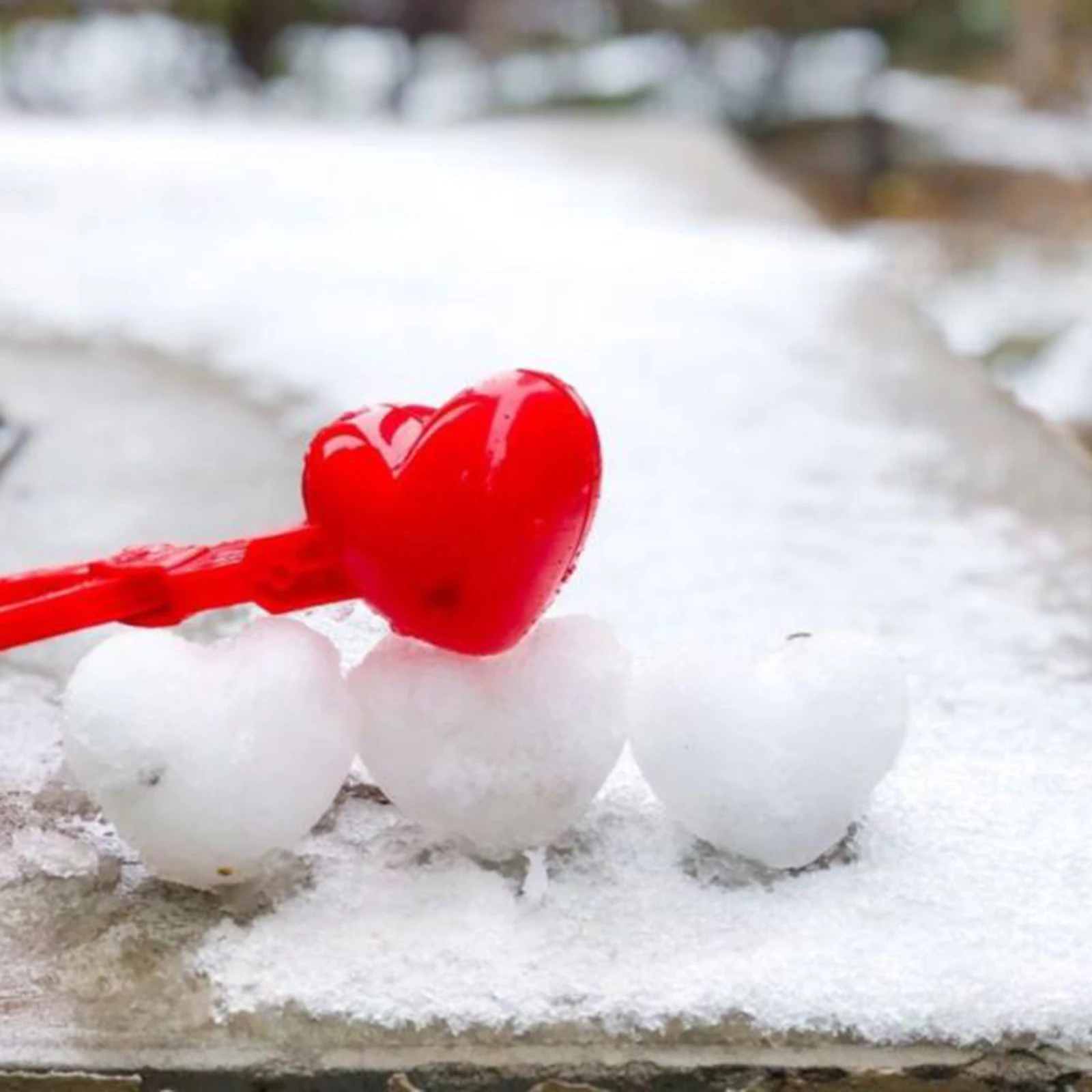 Устройство для изготовления зимних пластиковых снежных шариков в форме сердца