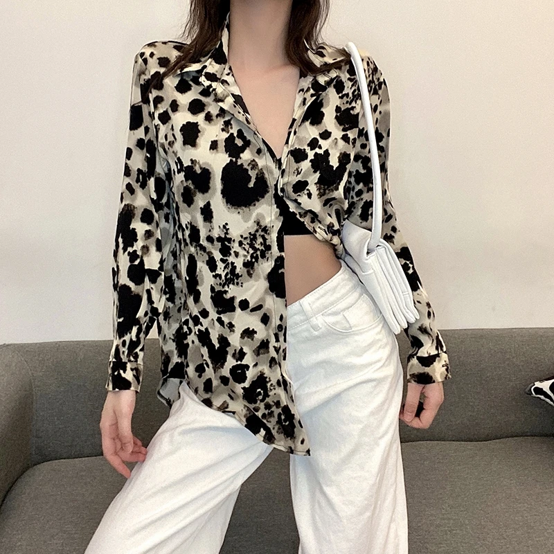 New Autumn / Winter 2020 Women's Retro Sexy Leopard Print Shirt Large Loose Versatile Long Sleeve Top Personality Trend
New Autumn / Winter 2020 Women's Retro Sexy Leopard Print Shirt Large Loose Versatile Long Sleeve Top Personality Trend