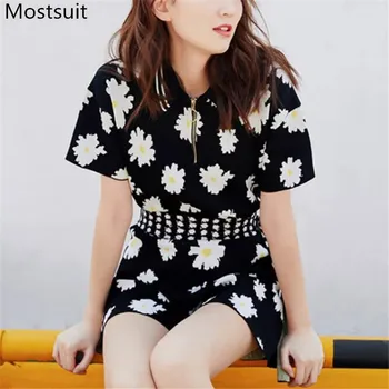 2020 Summer Daisy Knitted Two Piece Shorts Sets Outfits Women Short Sleeve Tops + Belted Wide Leg Shorts Suits Sweet Fashion Set
2020 Summer Daisy Knitted Two Piece Shorts Sets Outfits Women Short Sleeve Tops + Belted Wide Leg Shorts Suits Sweet Fashion Set