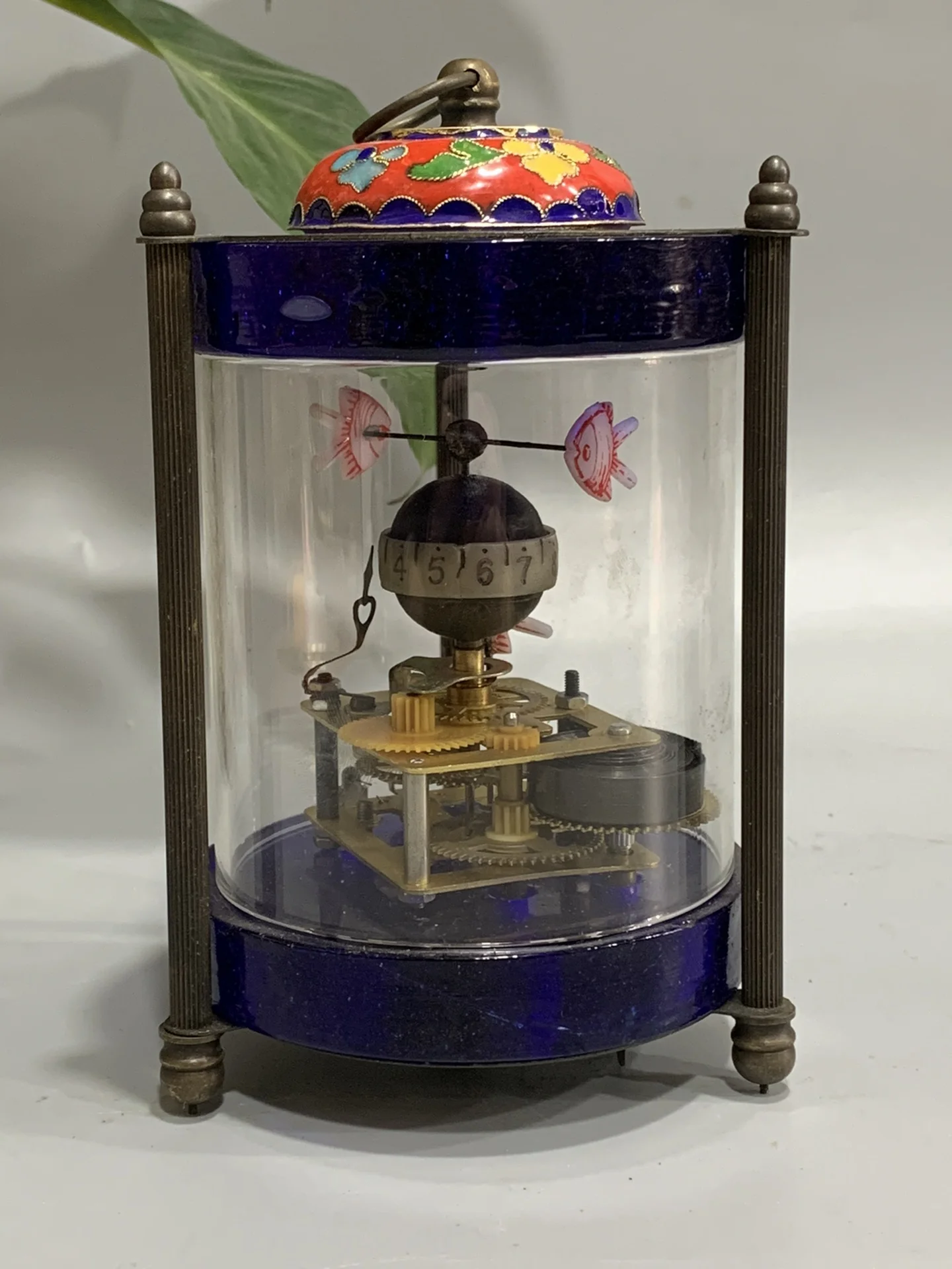 Elaborate Chinese collection home decorative copper Fish tank old Cloisonne mechanical clock (cloisonne's color random)
Elaborate Chinese collection home decorative copper Fish tank old Cloisonne mechanical clock (cloisonne's color random)